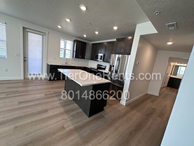 Building Photo - Move-in special: $500 off First months rent