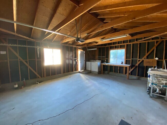 Building Photo - JANUARY MOVE IN! Large house on Julie! (Le...