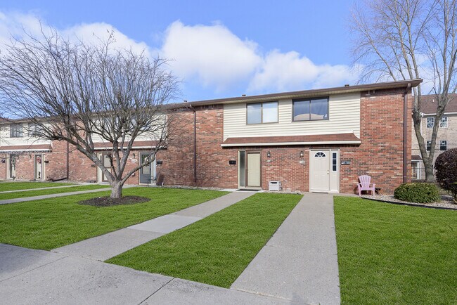 Foto del edificio - 114 Greenwood Trail N Dr