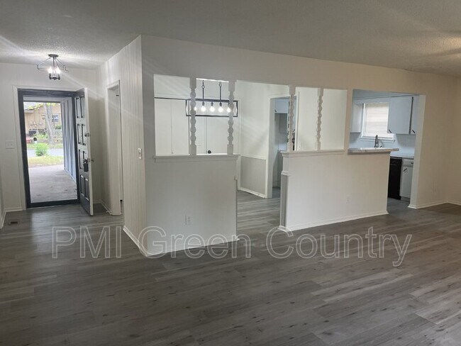Foto del edificio - 504 W Twin Oaks St