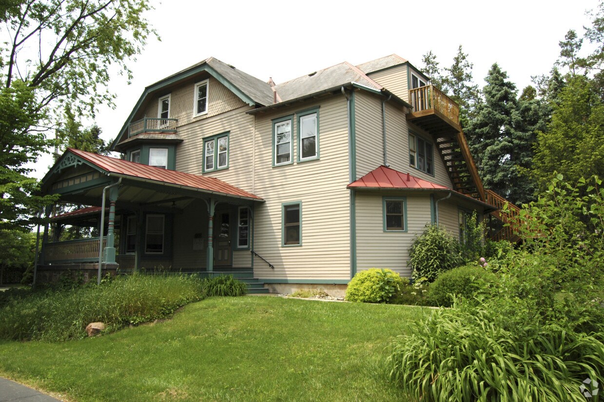 155 N Lincoln Ave Apartments in Newtown, PA