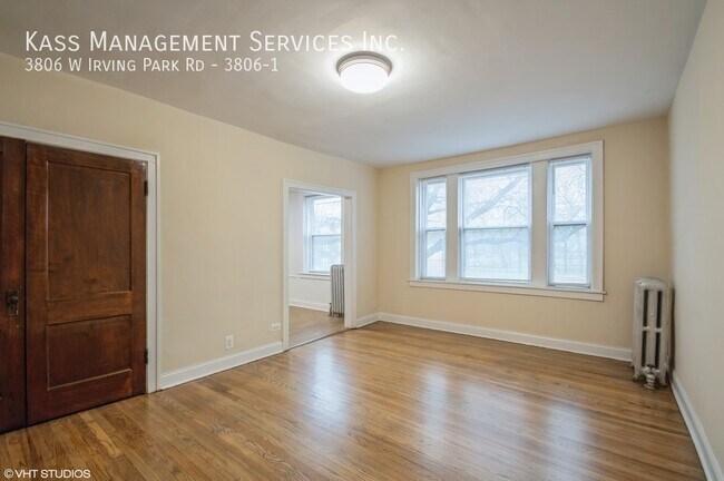 Foto del edificio - 3806 W Irving Park Rd