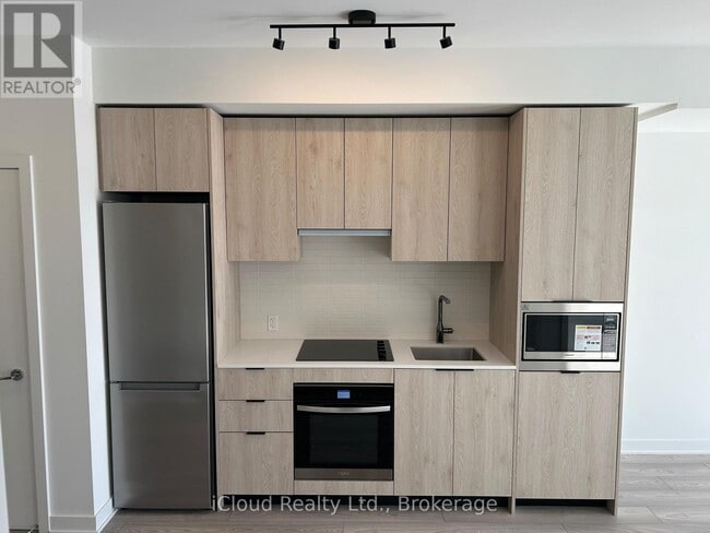 Building Photo - 1007 The Queensway