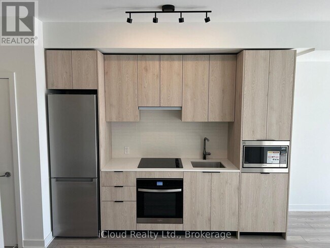 Photo du bâtiment - 1007 The Queensway