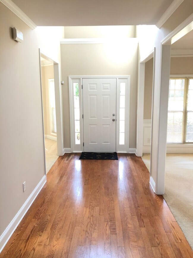Foto del edificio - Beautiful 5 Bed 4 Bath Home in Heart of Co...