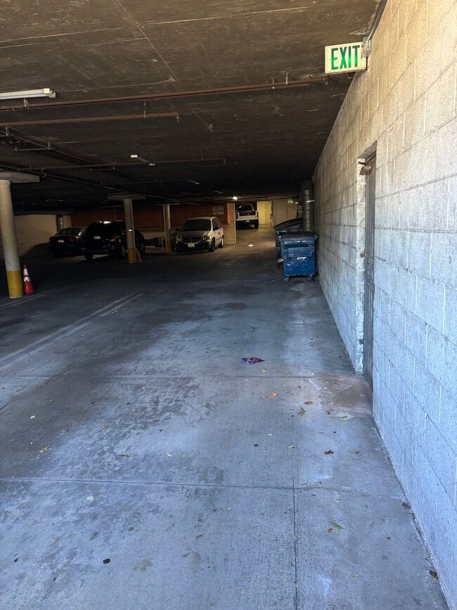 Building Photo - 10208 Pinewood Ave