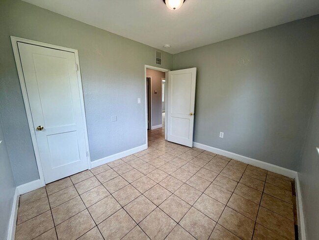 Foto del edificio - 704 Miller Rd