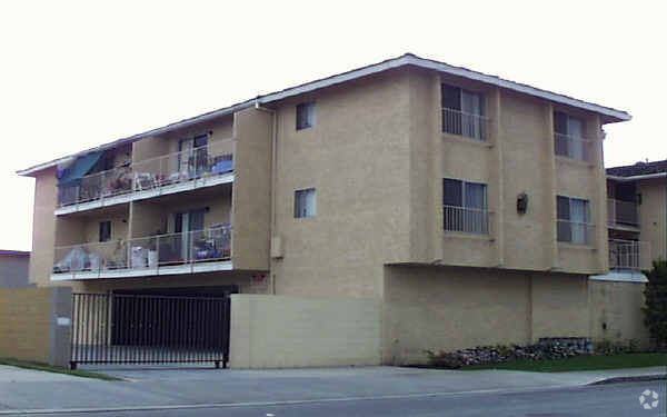 Building Photo - 8142 Bishop Ave