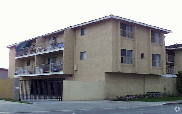 Foto del edificio - 8142 Bishop Ave