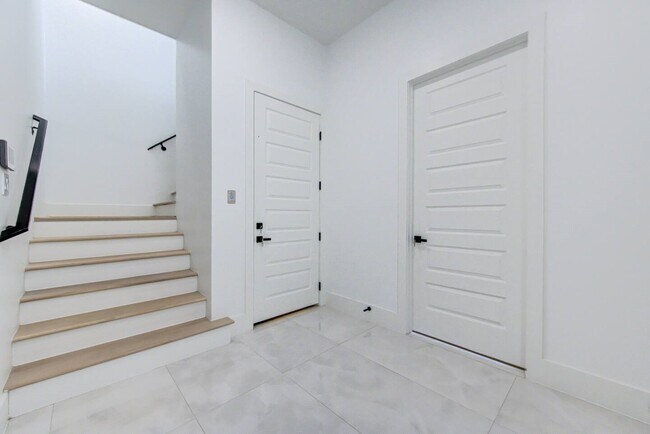 Foto del edificio - 5702 Fairdale Ln