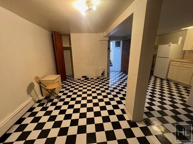 Foto del edificio - LARGE 1 BEDROOM  SEMI-BASEMENT 930 EAST 32...