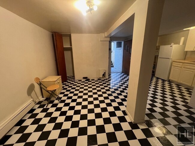 Building Photo - LARGE 1 BEDROOM  SEMI-BASEMENT 930 EAST 32...