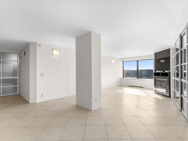 livingroom - 65 E India Row