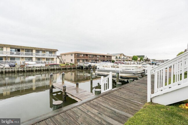 Foto del edificio - 121 Newport Bay Dr