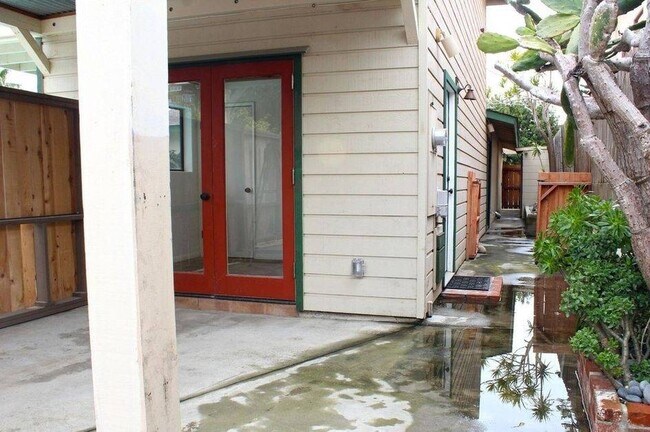 Private Entrance - 2487 Newcastle Ave