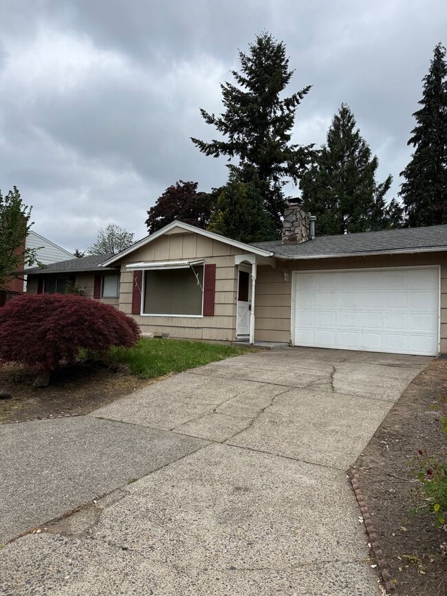 Photo - Great location in Milwaukie, OR! 3 bedroom 1 bath home with a large yard!