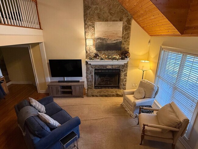 Foto del edificio - Room in House on Tyson Rd