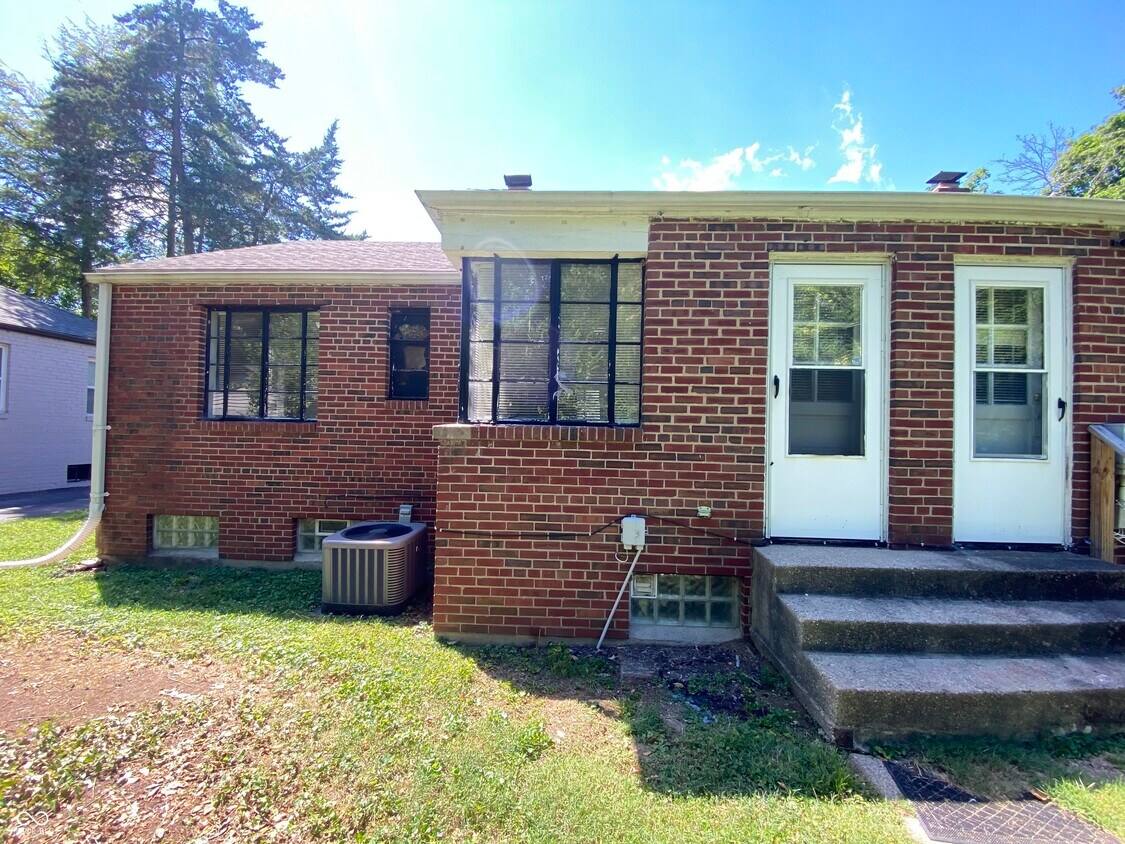 Primary Photo - 77 W Westfield Blvd