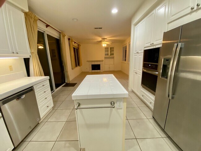 Building Photo - Desirable 5br3 car garage executive home b...