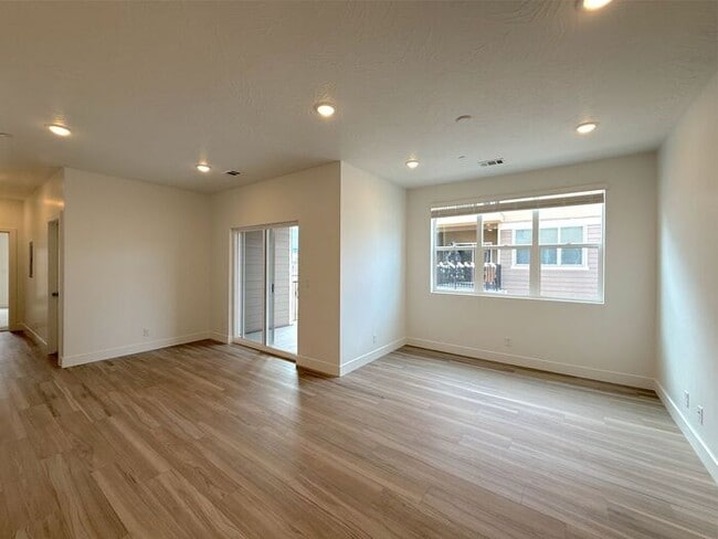 Building Photo - Desert Color Condo 2 bd, 2 bt, 1 Car Garage