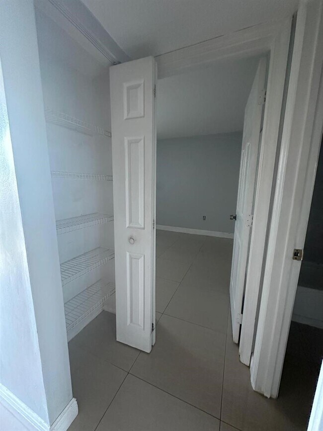 Foto del edificio - 9157 NW 1st Ct