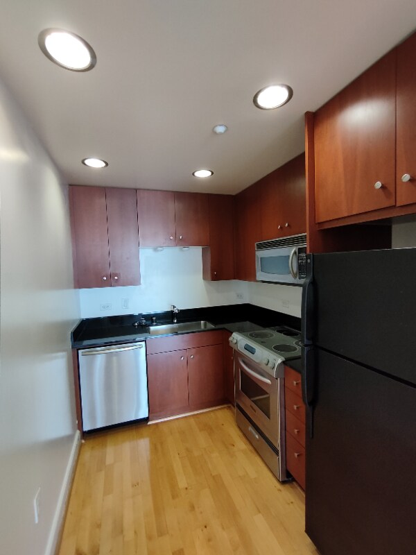Building Photo - 585 9th St