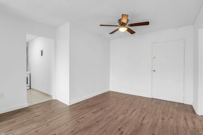 Foto del edificio - 4801 NW 7th St
