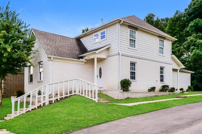 Building Photo - 6923 Parkbrook Ln