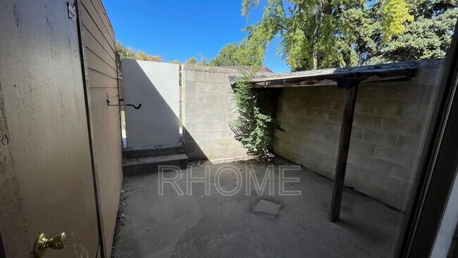 Foto del edificio - 1420 Lancelot Dr