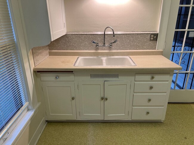 Foto del edificio - 2 Bedroom Unit in the the old Beta Theta Pi Fraternity House near UofO Campus