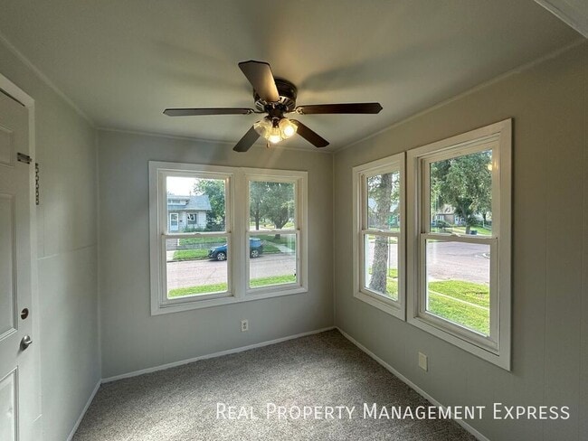 Building Photo - 1 Bedroom 1 Bathroom Unit in Sioux Falls