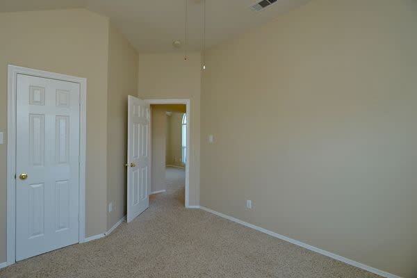 Building Photo - 2216 Highland Hills Dr