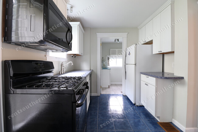 Kitchen - 128 Crestmont Rd