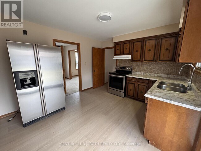 Photo du bâtiment - 915 Taunton Rd E