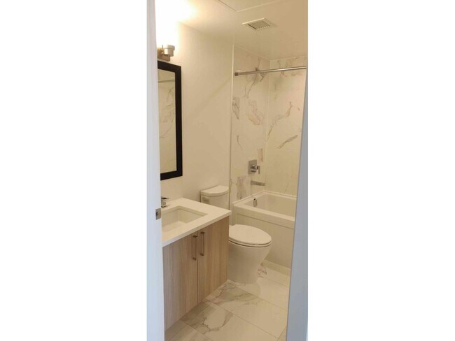 Photo du bâtiment - 13350 Central Ave