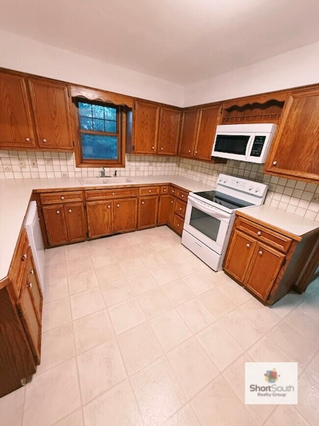 Building Photo - Byron Center updated 4 bed 3 bed house wit...