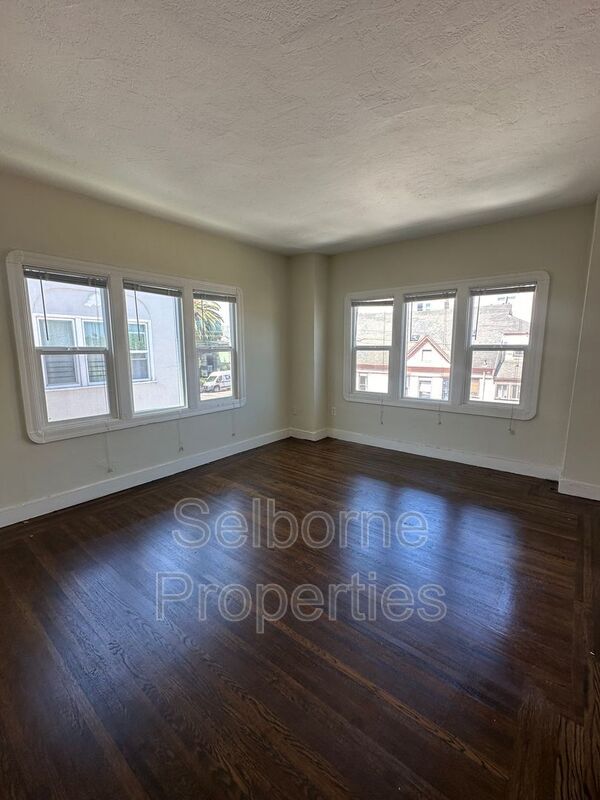 Foto del edificio - 1011 E 22nd St
