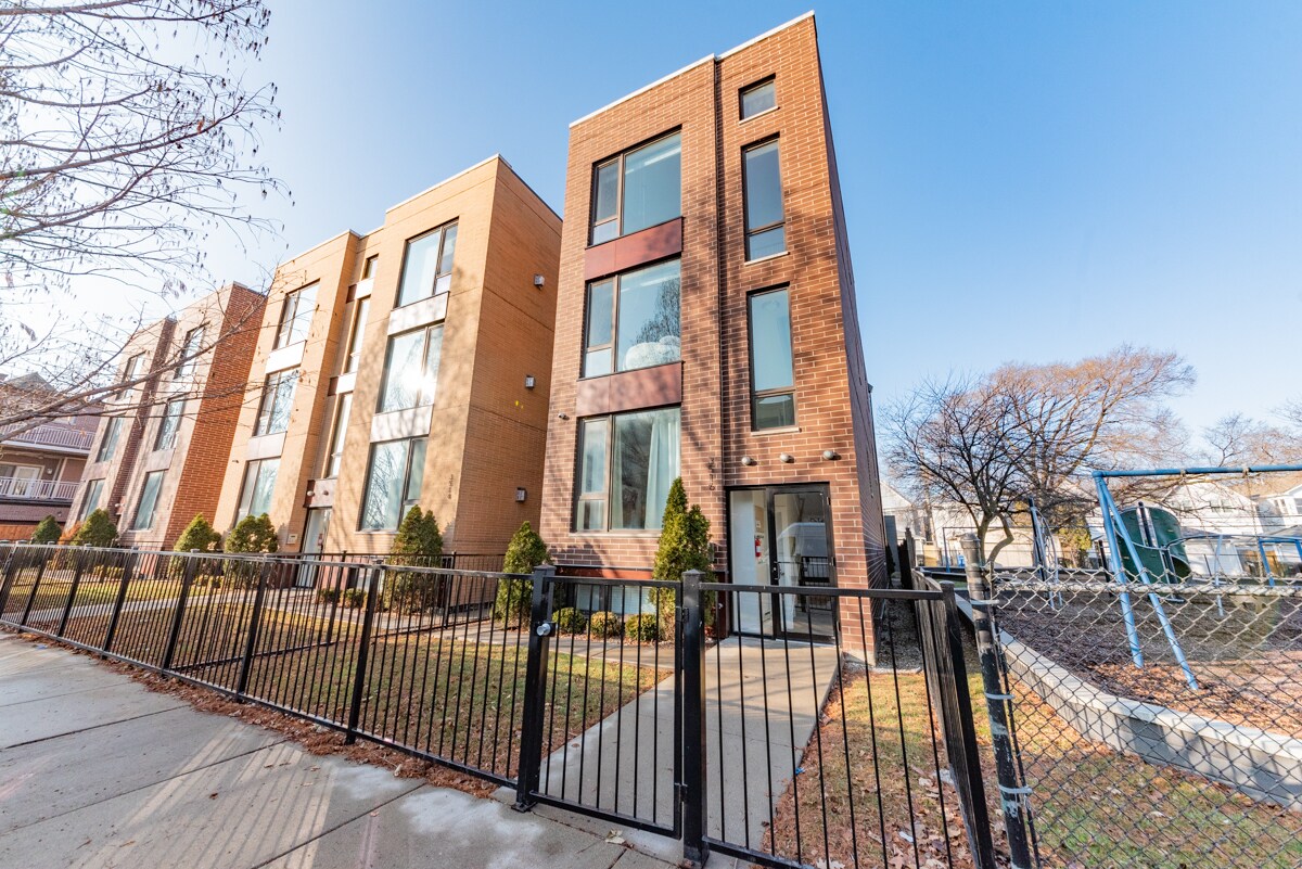 Foto principal - 3508 N Sacramento Ave