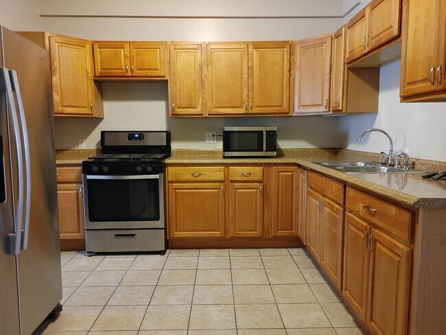 Building Photo - 904 N Homan Ave