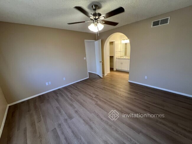 Building Photo - 2210 W Utopia Rd