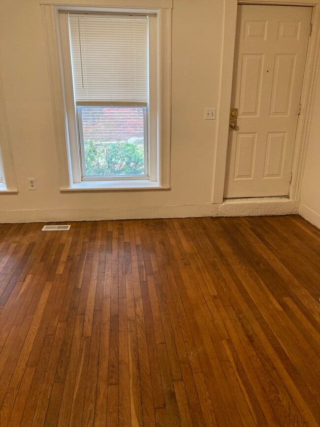 24-1 Living room - 24 Eden St