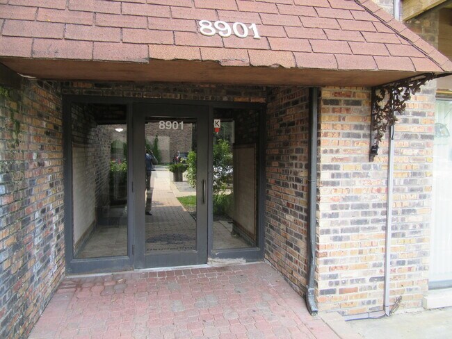 Building Photo - 8901 N Western Ave