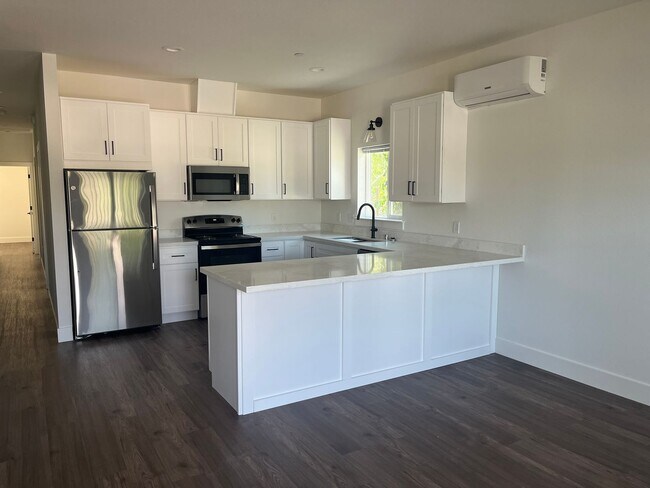 Foto del edificio - Newly built homes with City of Redding solar!