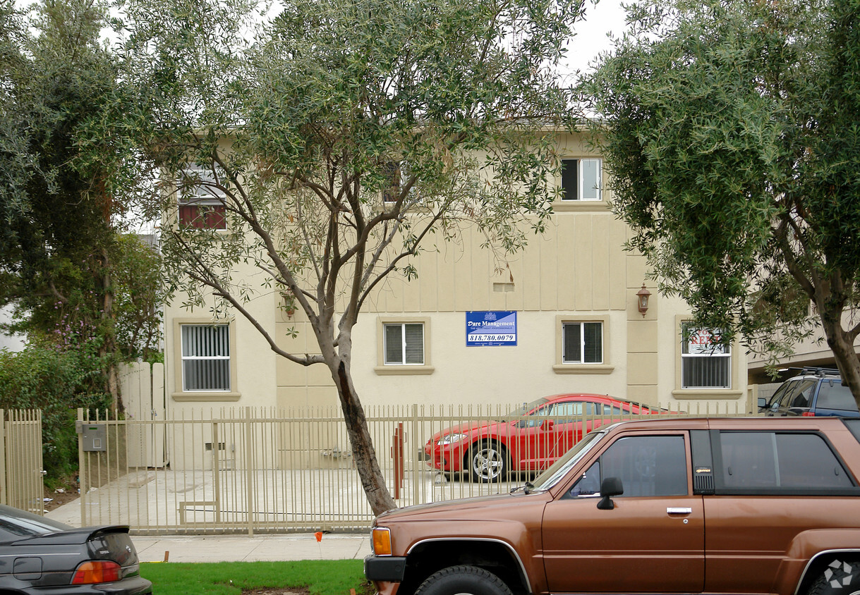Building Photo - 557 N Kenmore Ave