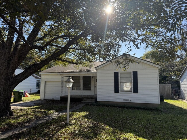 Building Photo - 3920 Maple Ave