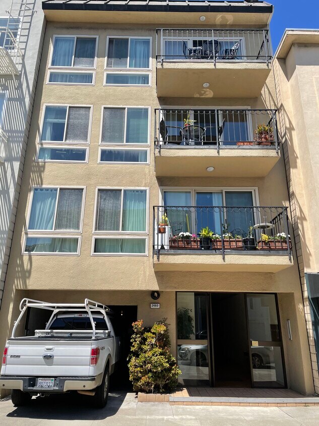 Building - 2460 Chestnut St