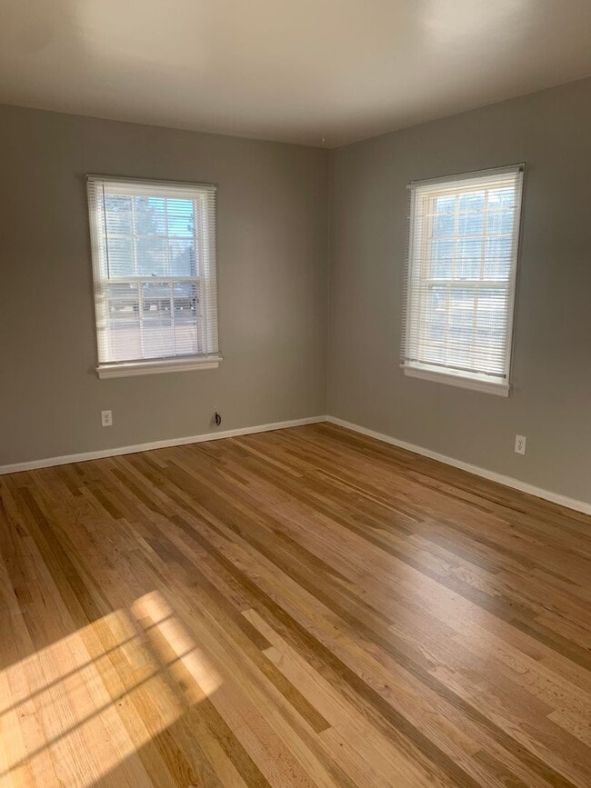 Building Photo - 2 BEDROOM, 1 BATHROOM APARTMENT