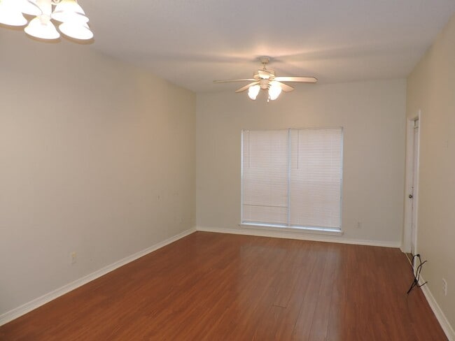 Foto del edificio - Easy access to interstate, shopping & hospitals!