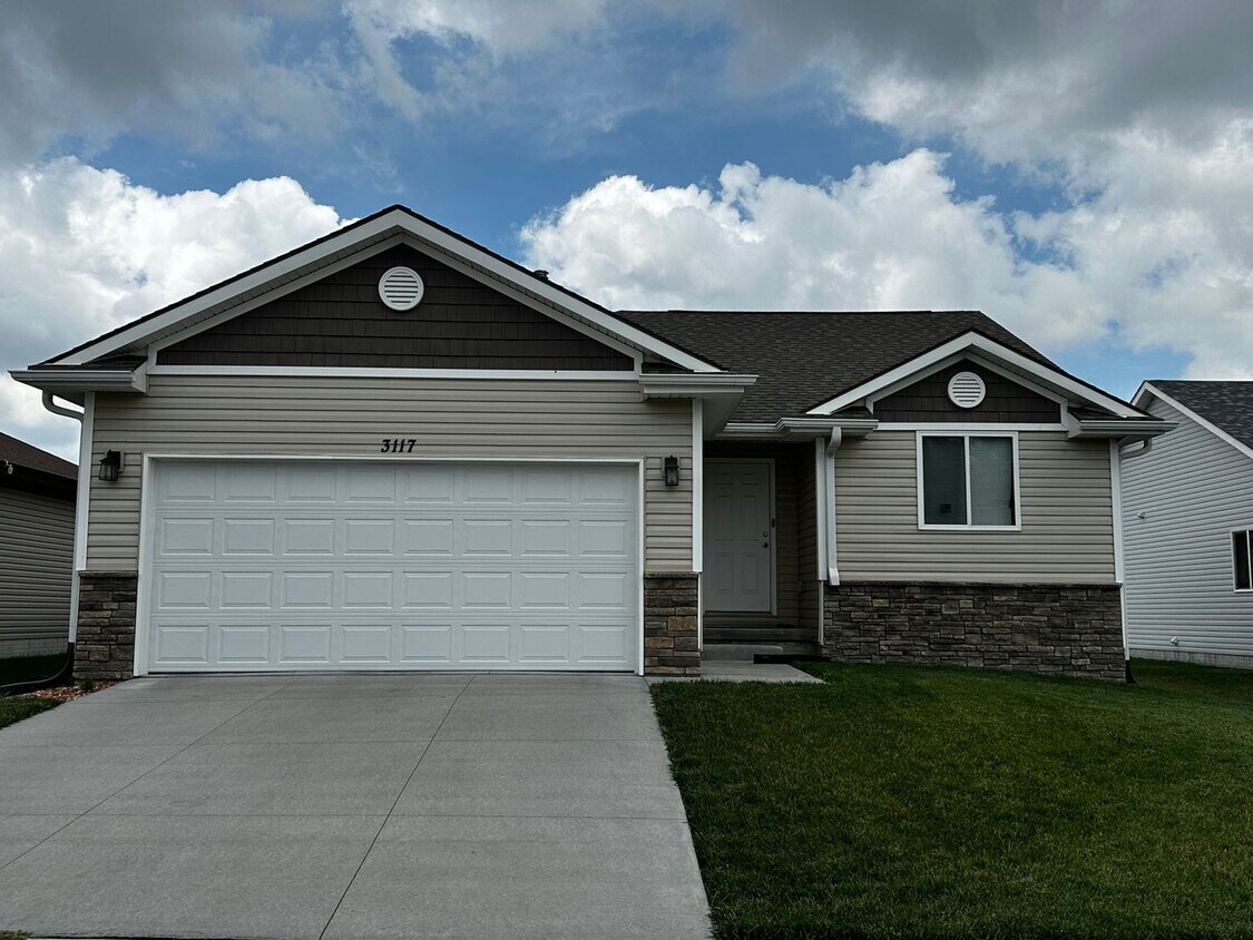 Primary Photo - Newer Spacious Ranch Style 4 Bed 4 Bath Ho...