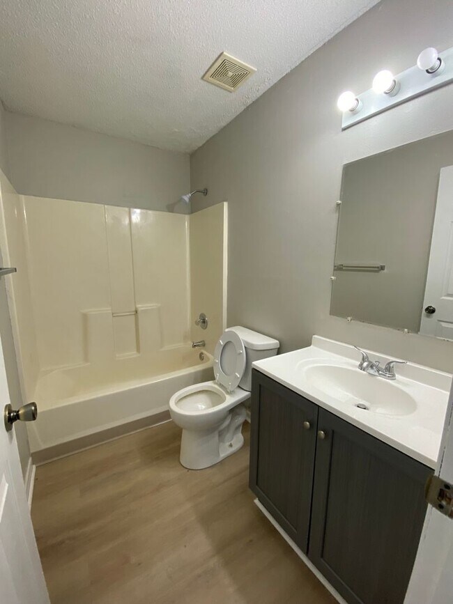Building Photo - 1636 E Pleasant View Drive